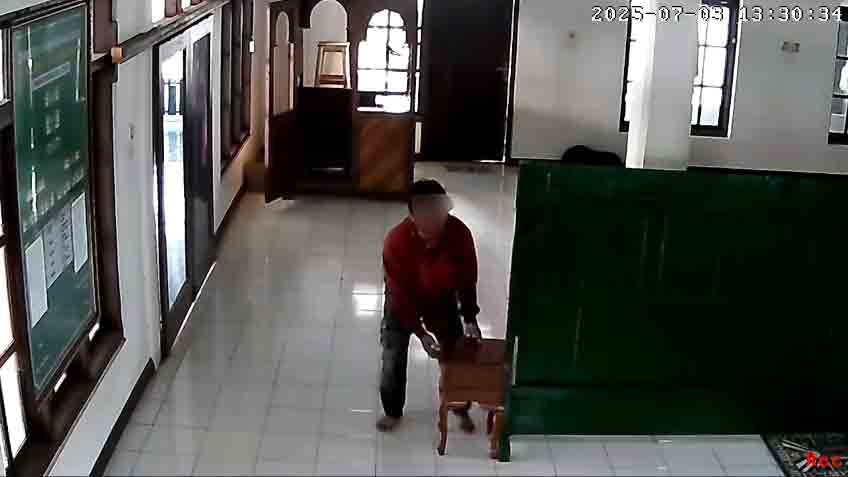 Viral! Rekaman CCTV Tampilkan Aksi Pencurian Kotak Amal di Musala Sinanggul Jepara