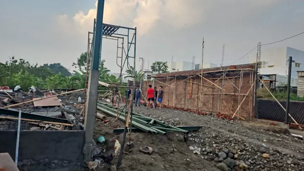Seorang Pekerja Tewas Tertimpa Tembok Roboh saat Hujan Lebat di Proyek Alfamart Jangli