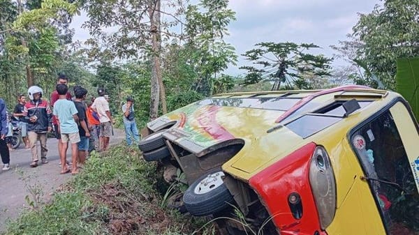 Bus Wisata Terguling di Jalur Ekstrem Japan Kudus, 20 Penumpang Dievakuasi