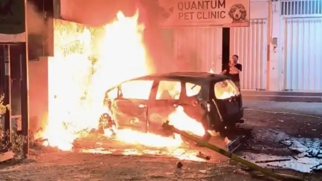 Kecelakaan di Malang: Honda Jazz Hantam Pohon dan Lapak Bensin, Ludes Terbakar
