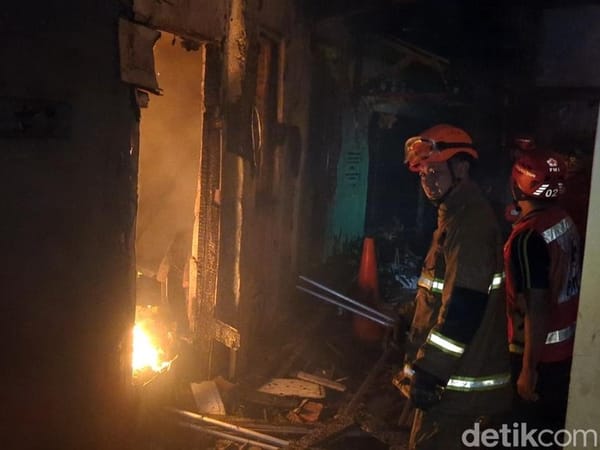 Dua Rumah Ludes Terbakar di Pekalongan, Satu Pemadam Tumbang Hirup Asap