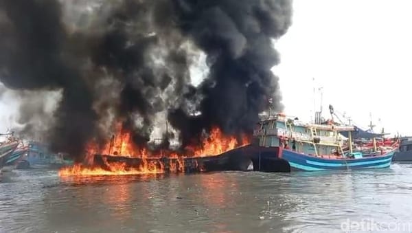 Kapal Terbakar di Pelabuhan Tegal Warga Dengar Dua Kali Ledakan