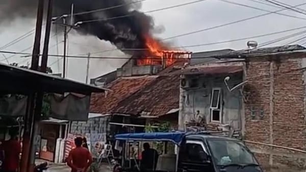 Rumah Terbakar di Gisikdrono Semarang, Ledakan Guncang Warga Sekitar