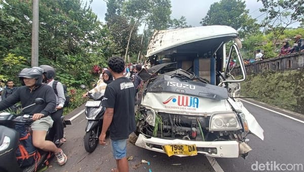Minibus Ringsek Terjun ke Parit di Serang Purbalingga, 2 Penumpang Tewas