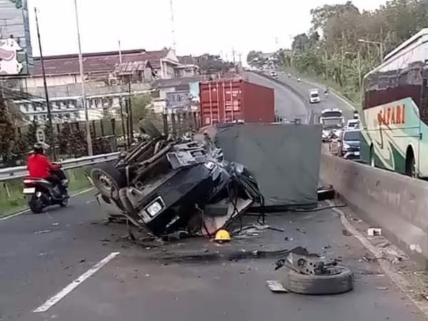Kecelakaan di Depan Cimory Semarang, Pikap Terbalik Usai Hantam Pembatas Jalan