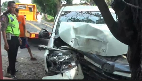 Xenia Tabrak Pohon di Depan Rumdin Kapolres Kendal, 5 Orang Luka