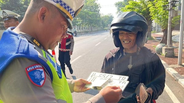 Langgar Aturan Lalin, Lansia Diberi Teguran Humanis oleh Satgas Operasi Patuh