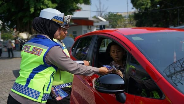 Wujud Apresiasi, Polda Jateng Bagikan Hadiah ke Warga Pembayar Pajak Kendaraan