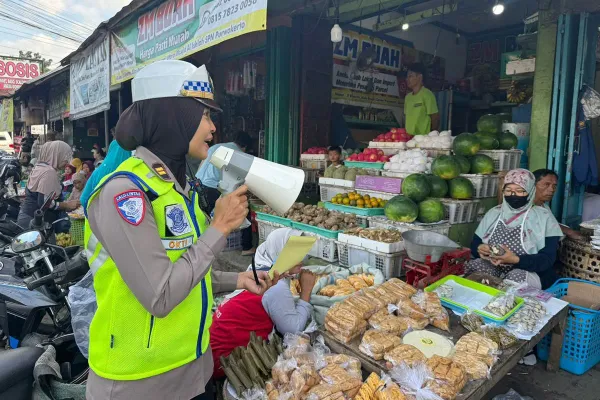 Sambangi Pasar, Polresta Banyumas Ajak Warga Taat Aturan Lalu Lintas