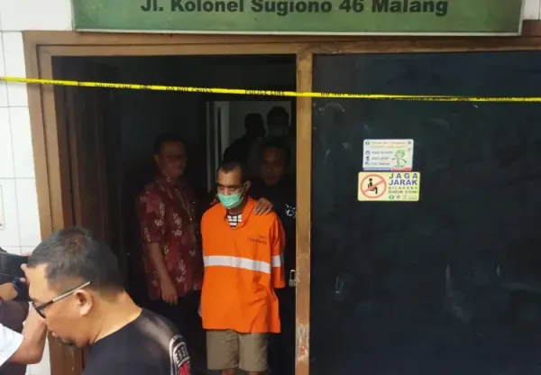 Pelaku Pembunuhan di Losmen Kota Malang Peragakan 35 Adegan Rekonstruksi