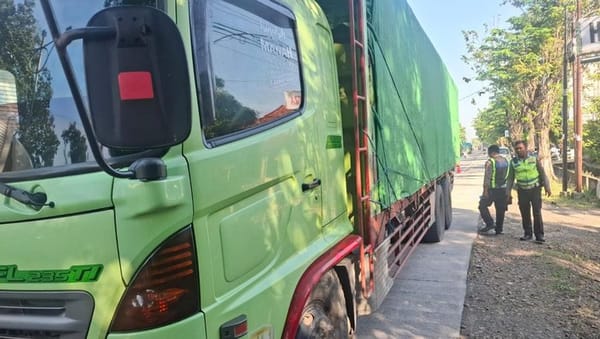 Pemotor Wanita Tewas Terlindas Truk di Pantura Kendal, Sopir Kabur Usai Tabrakan