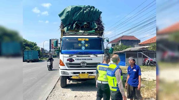 Senggol Tiang PJU dan Kabur, Truk ODOL di Grobogan Jadi Buronan Polisi