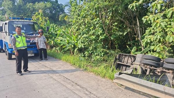 Truk Tronton Terguling Masuk Parit di Tambak Banyumas, Lalu Lintas Sempat Tersendat