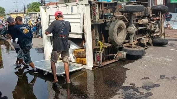 Viral Muatan Minyak Goreng Tumpah dari Truk Terguling di Pekalongan Diambil Warga