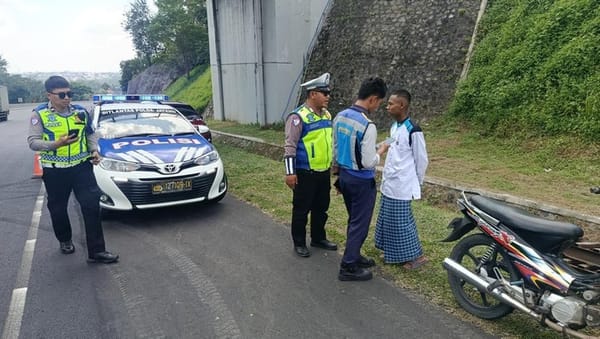 Viral! Pemotor Bersarung Nekat Masuk Tol Semarang-Solo, Klaim Tak Tahu Aturan