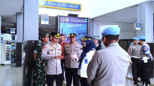 Sidak ke Terminal Arjosari, Wakapolresta Malang Kota Jalin Komunikasi dengan Penumpang dan Pedagang
