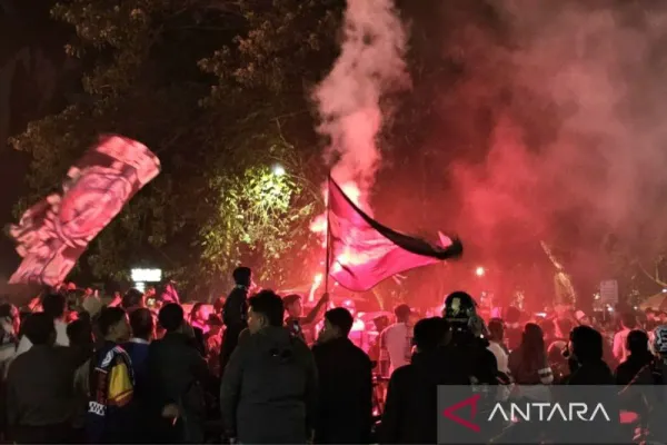 Menjelang HUT Arema, Suporter Padati Sejumlah Titik di Kota Malang