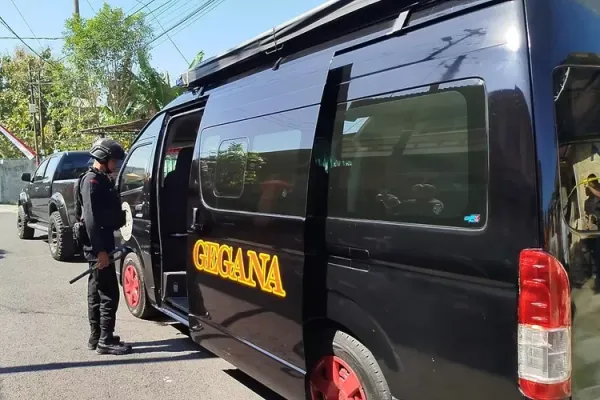 Diduga Granat, Tim Gegana Evakuasi Benda Mencurigakan dari Rumah Kosong di Malang