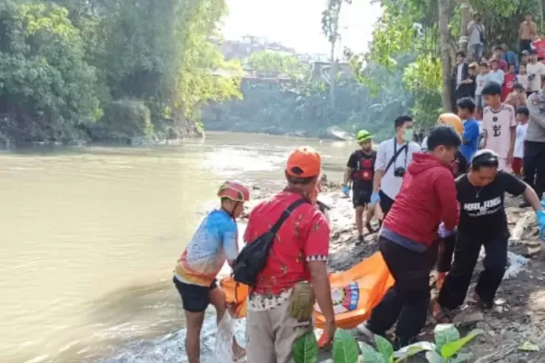 Warga Sedang Mancing Temukan Jasad Pria Misterius di Kali Bangau, Polisi Selidiki