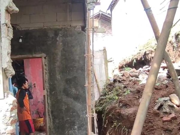 Hujan Deras Sebabkan Longsor di Kecamatan Rembang, Tiga Rumah Terdampak
