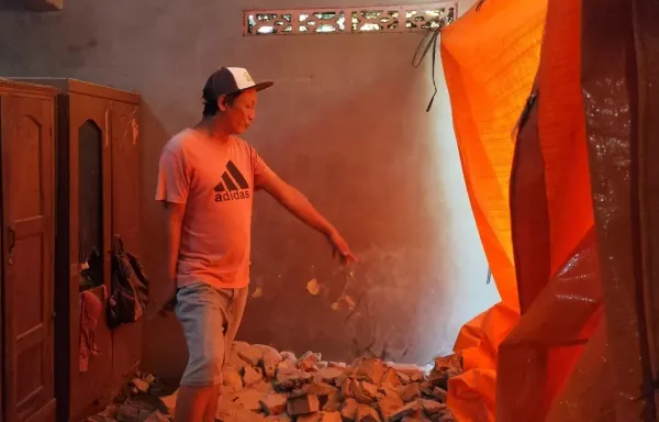 Alat Berat Terguling Timpa Rumah di Gombel Lama Semarang, Ini Potret Kerusakannya