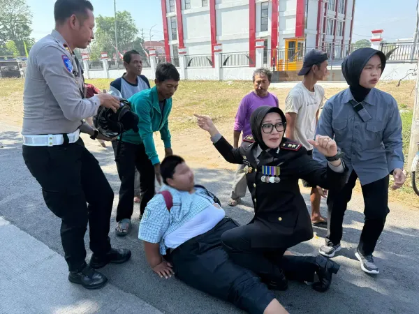 Sigap! Kapolres Sragen Turun dari Mobil, Langsung Bantu Korban Kecelakaan