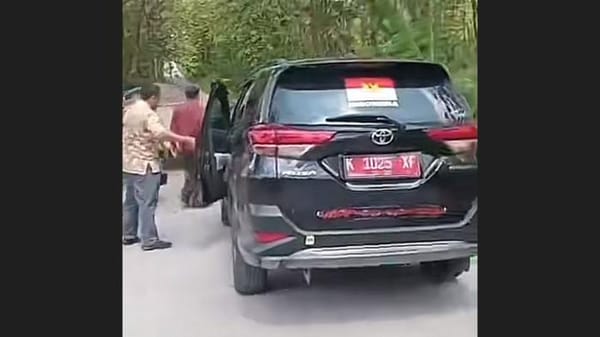 Heboh! Mobil Dinas dengan Pelat Merah di Grobogan Ringsek, Viral di Media Sosial
