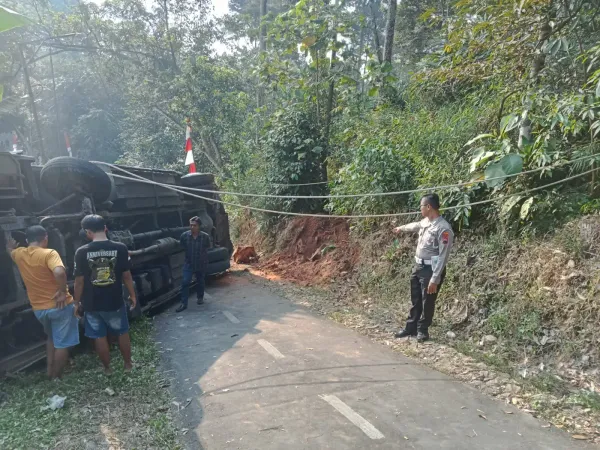 Telat Oper Gigi, Minibus Rombongan Pengantin dari Sragen Terguling di Kerjo Karanganyar
