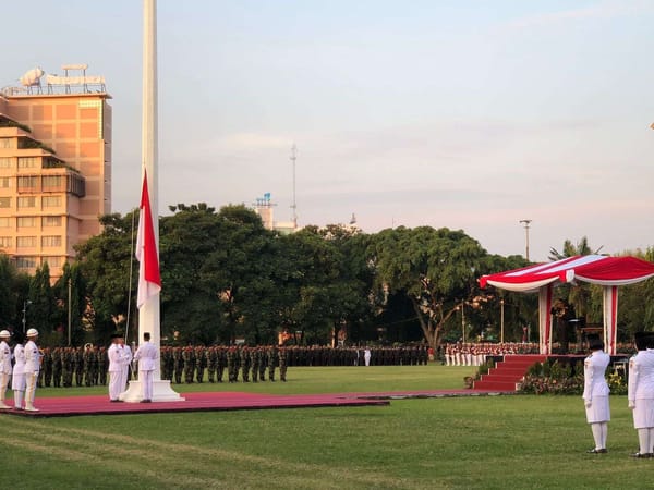 Kapolda Jateng Pimpin Upacara Penurunan Bendera Merah Putih di Simpang Lima