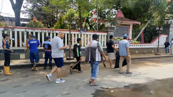 Aksi Simpatik Ojol Banyumas: Bersihkan Alun-alun Pasca Demo Ricuh