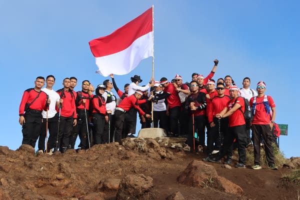 Polres Semarang Giatkan Nasionalisme, Kibarkan Bendera di Gunung Ungaran