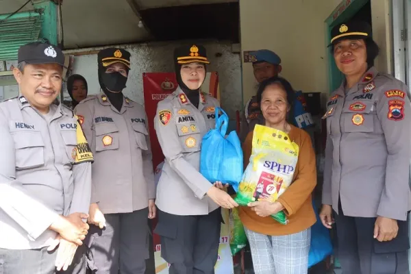 Peduli Warga, Polres Magelang Kota Bagikan Sembako Secara Door to Door