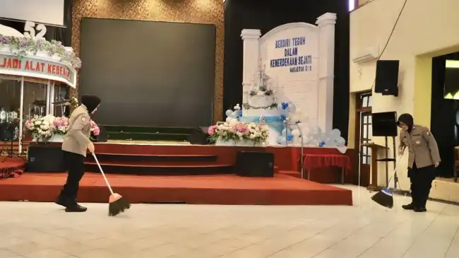 Polwan Malang Kota Tunjukkan Harmoni, Bersihkan Masjid dan Gereja Bersama