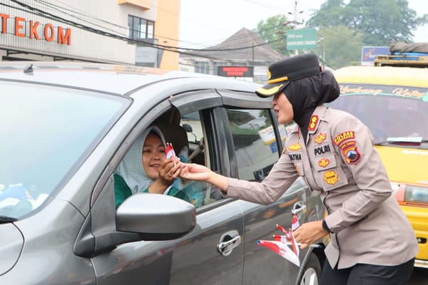 Polres Semarang Ajak Warga Cintai Tanah Air, Bagi-Bagi Bendera ke Pengendara