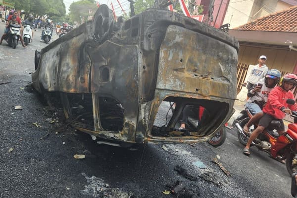 Aksi Demo di Pati Ricuh, Mobil Provos Polres Grobogan Dibakar