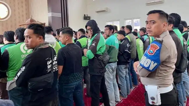 Salat Gaib Bersama, Polisi dan Driver Ojol Malang Raya Kenang Affan Kurniawan