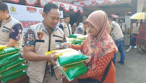 Warga Antusias Serbu Beras Murah dari Satgas Pangan Polda Jateng