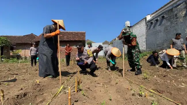 Polresta Malang Kota dan Santri Bersinergi Tanam Jagung di Lahan Ponpes