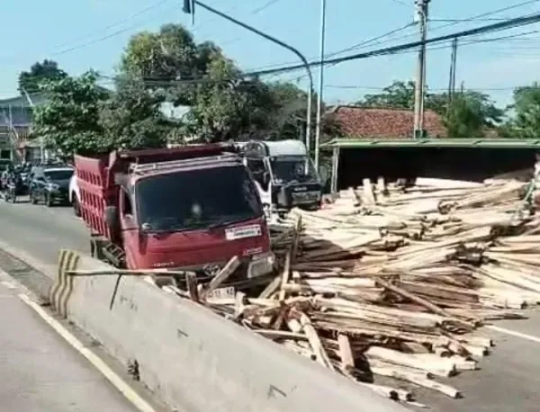 Jalur Bawen-Ungaran Lumpuh Total Akibat Tumpukan Kayu, Ini Kronologinya