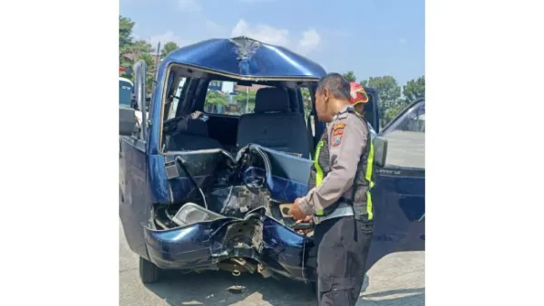 Minibus Ringsek Usai Tabrak Tiang, Sopir Diduga Mengantuk