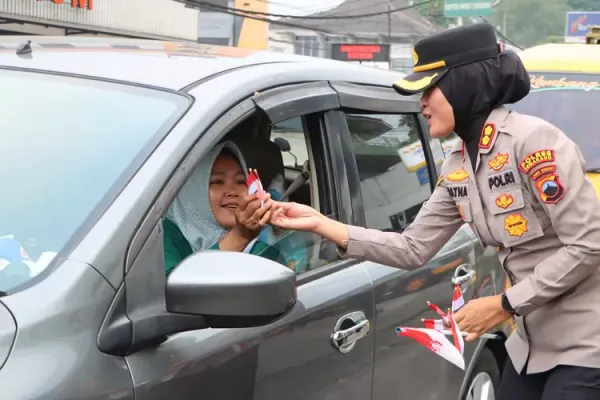 Polres Semarang Bagikan 20 Ribu Bendera Merah Putih Secara Gratis