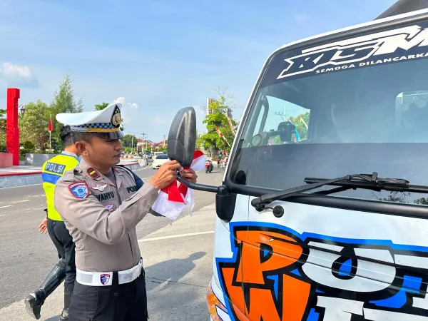 Bukan Tilang Truk! Polisi Grobogan Hanya Pasang Bendera Merah Putih
