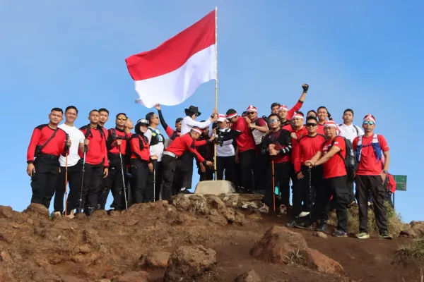 Polres Semarang Rayakan HUT ke-80 RI dengan Kibarkan Merah Putih di Puncak Gunung Ungaran