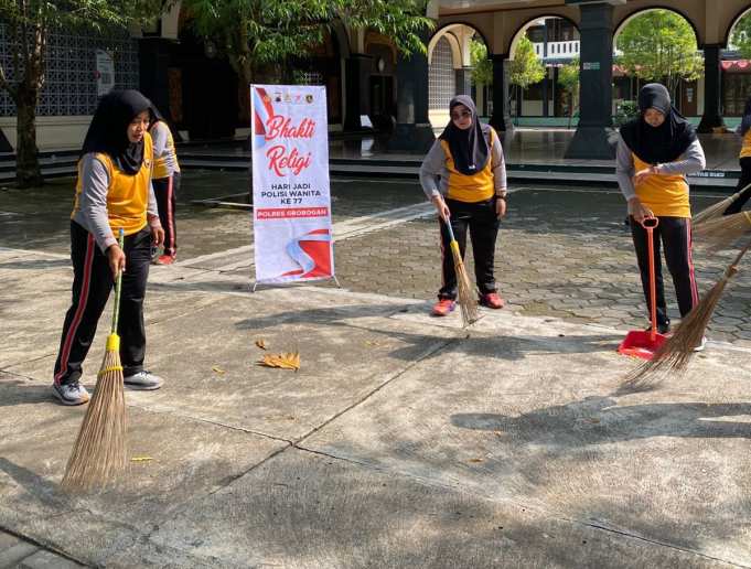 Rayakan HUT Polwan ke-77, Polres Grobogan Gelar Aksi Bersih di Masjid dan Klenteng