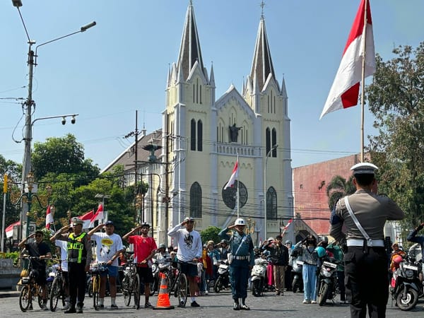 Polresta Malang Kota Gelar Aksi Hening dan Hormat Bendera Bersama Pengguna Jalan