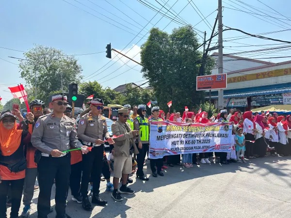 Satlantas Grobogan Hentikan Lalu Lintas Demi Hormat Indonesia Raya di Perempatan Danyang