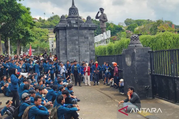 Puluhan Peserta Aksi di Semarang Dibebaskan Polisi Usai Diamankan