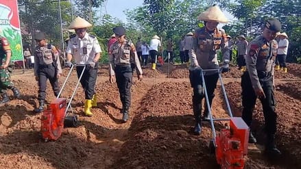Polres Semarang Tanam Jagung di Lahan Pesantren, Wujud Dukung Ketahanan Pangan