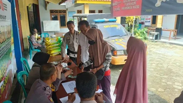 Stabilkan Harga Pangan Polresta Banyumas Salurkan 222 Kantong Beras Murah di Desa Wiradadi
