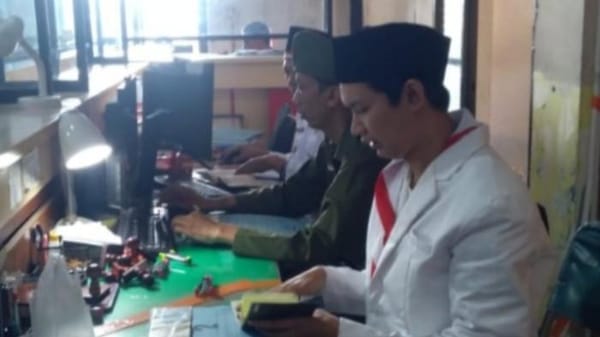 Petugas Satpas dan Samsat Polresta Malang Kota Kenakan Busana Pejuang Sambut HUT ke-80 RI